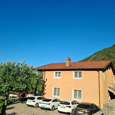 Borealis Guest House Koman Kültér fotó